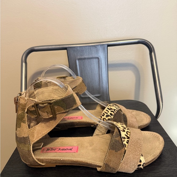 Betsey Johnson Shoes - Betsey Johnson Camo Suede Leopard Strap Flat Sandals Back Zip Women’s 7.5